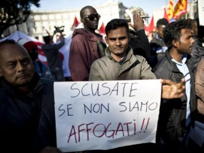 Immigrati partecipano alla manifestazione promossa dai sindacati di base (Cobas, Usb e Cub) per chiedere a gran voce la cancellazione della legge Bossi-Fini, Roma, 18 ottobre 2013 a Roma. Sul cartello la scritta: 'Scusate se non siamo affogati'.ANSA/ GUIDO MONTANI